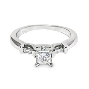 WHITE GOLD DIAMOND ENGAGEMENT STYLE RING