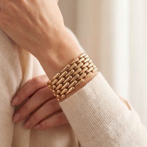 Wide 18K yellow gold teardrop link bracelet.